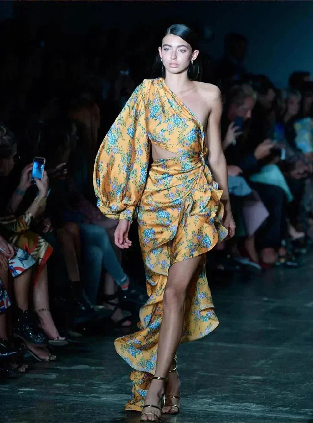 Vestido Estampado de Um Ombro Só com babados, design elegante e silhueta valorizada para eventos formais