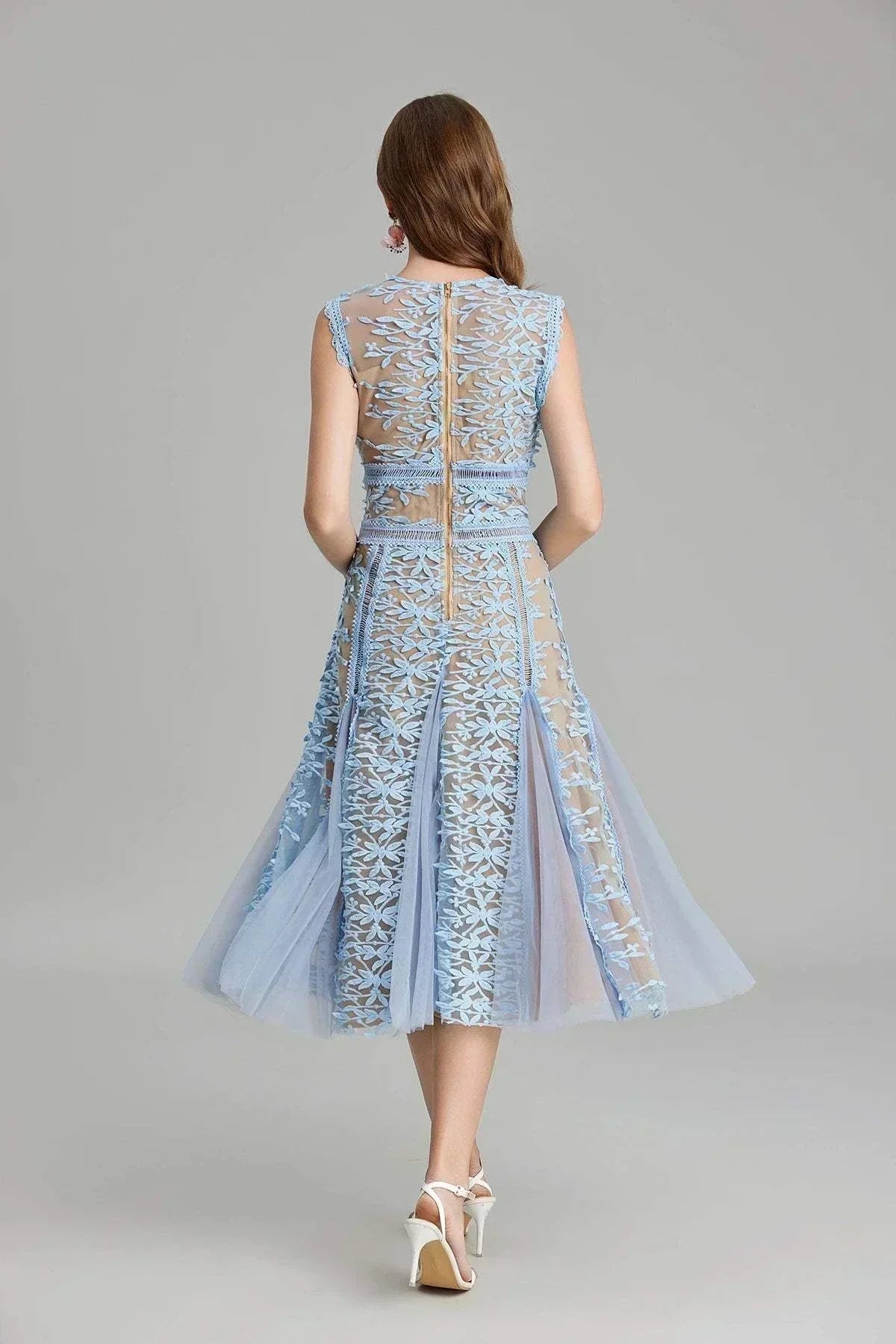 Vestido de festa de verão luxuoso com bordados em malha, decote redondo e fecho dourado nas costas.