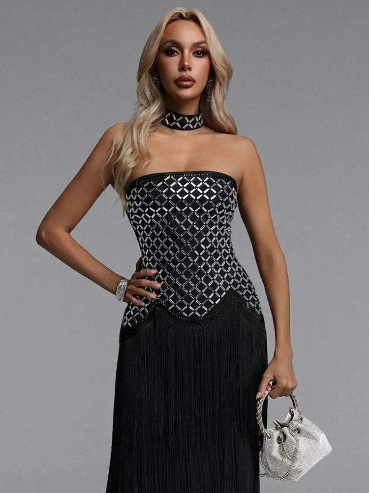 Vestido bandage longo bodycon sem alças com aplicações de cristais e franjas, ideal para festas e eventos elegantes