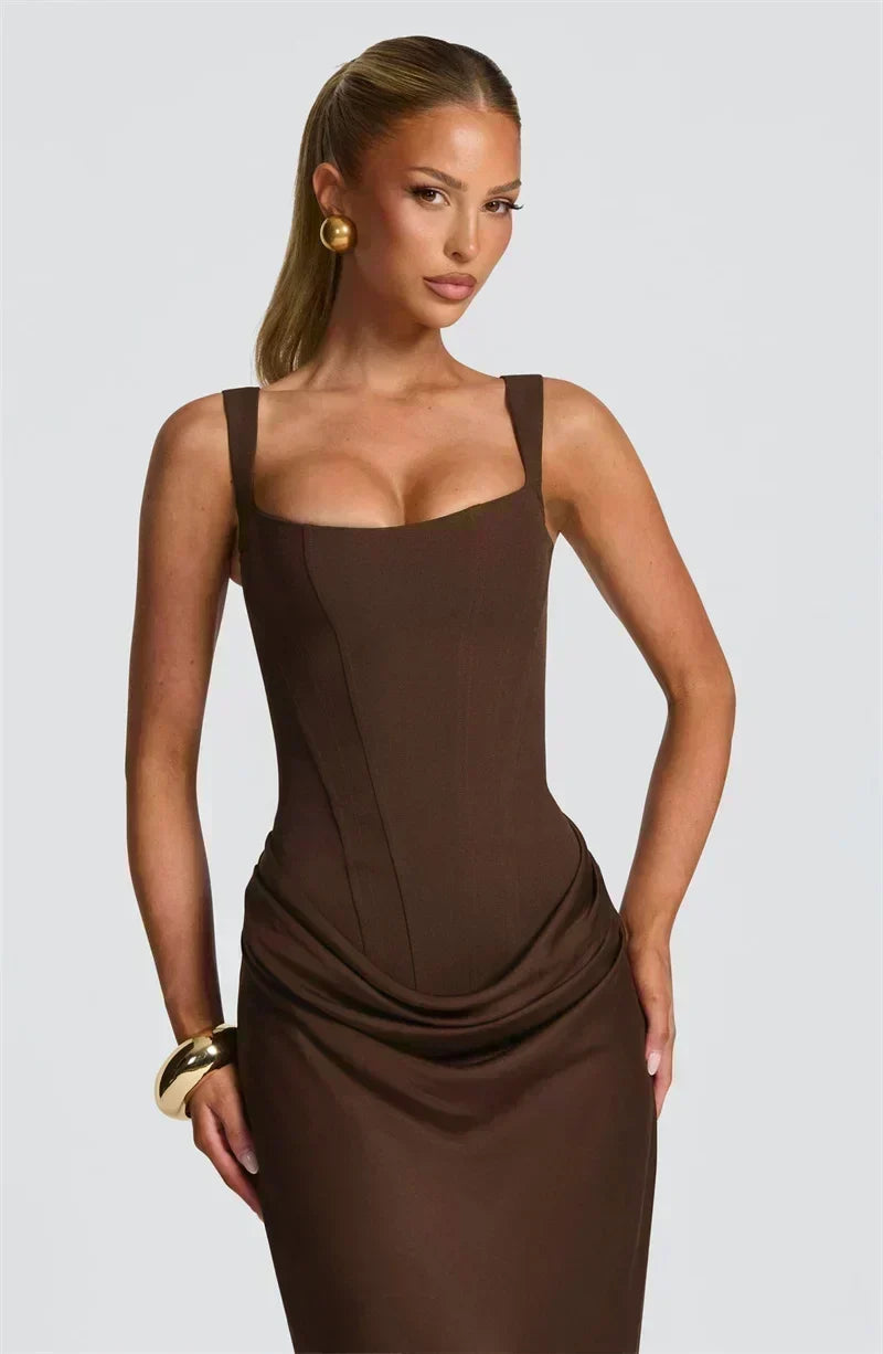 Vestido maxi elegante sem costas com decote quadrado e corte justo para festas e clubes