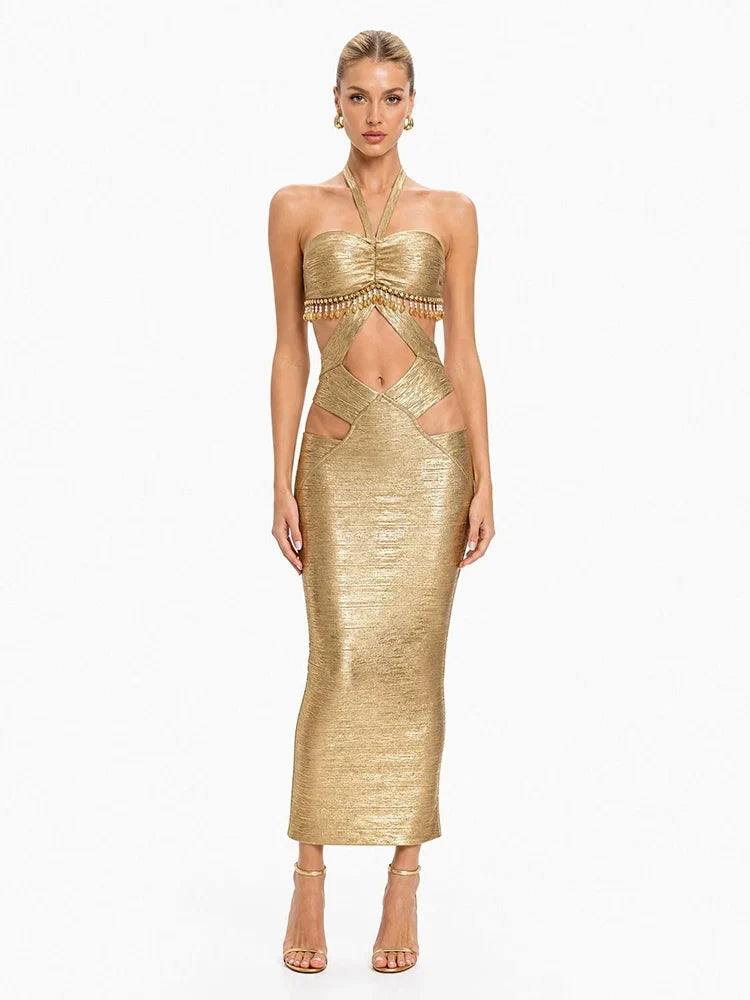 Vestido dourado metalizado de bandagem, midi e justo, com busto franzido, franjas de contas e recortes geométricos na cintura.