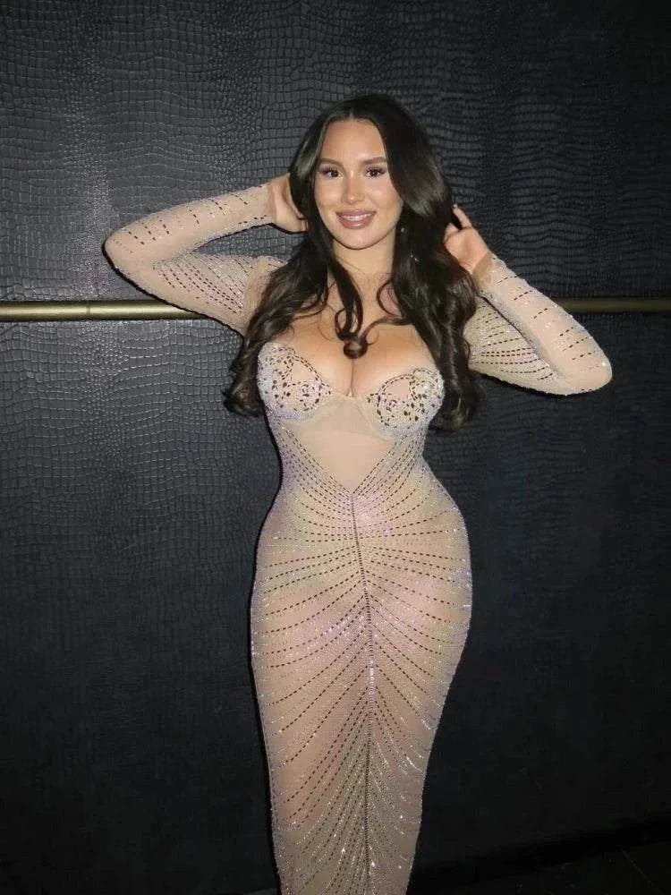 Vestido longo bege transparente em tule com strass e mangas compridas