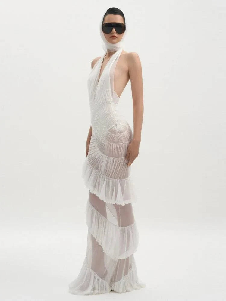 Vestido longo branco transparente com babados plissados em espiral e decote frente única V profundo, estilo sereia