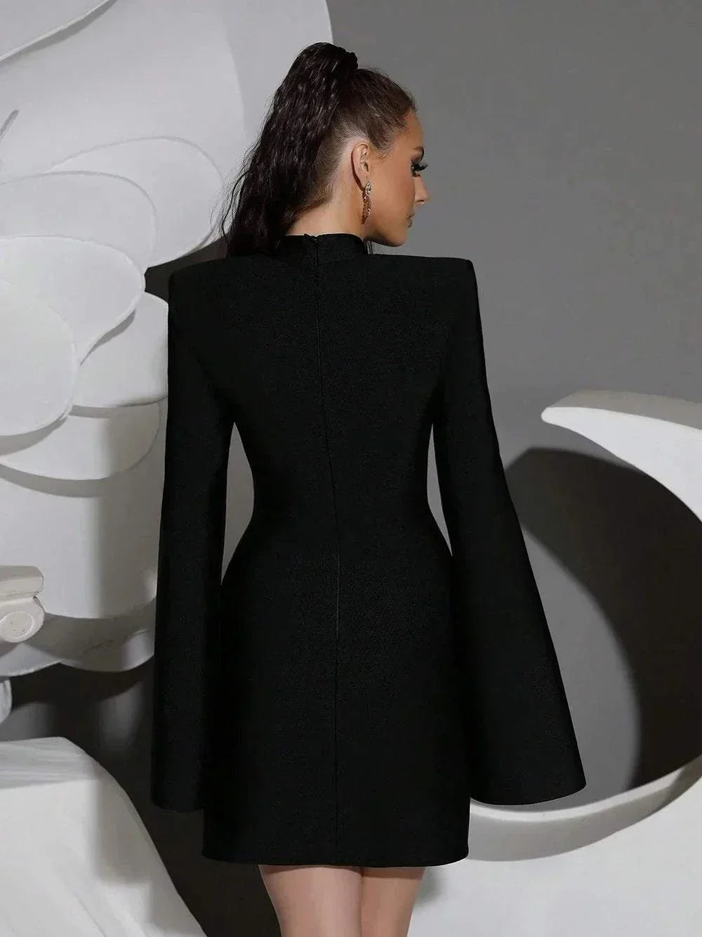 Vestido Mini preto de bandagem com mangas longas efeito capa, gola alta e silhueta justa com ombreiras estruturadas