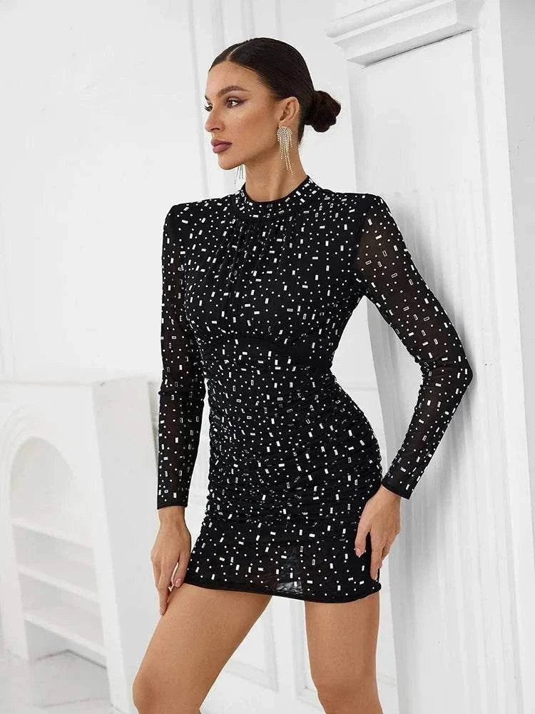Vestido mini preto em tule com strass, manga comprida e gola subida