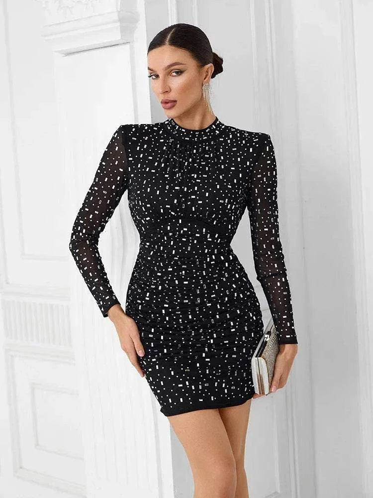 Vestido mini preto em tule com strass, manga comprida e gola subida