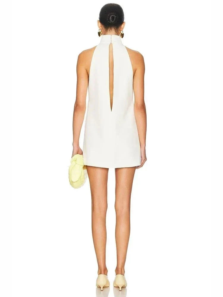 Vestido mini solto em A-line com gola alta, bolsos e abertura nas costas