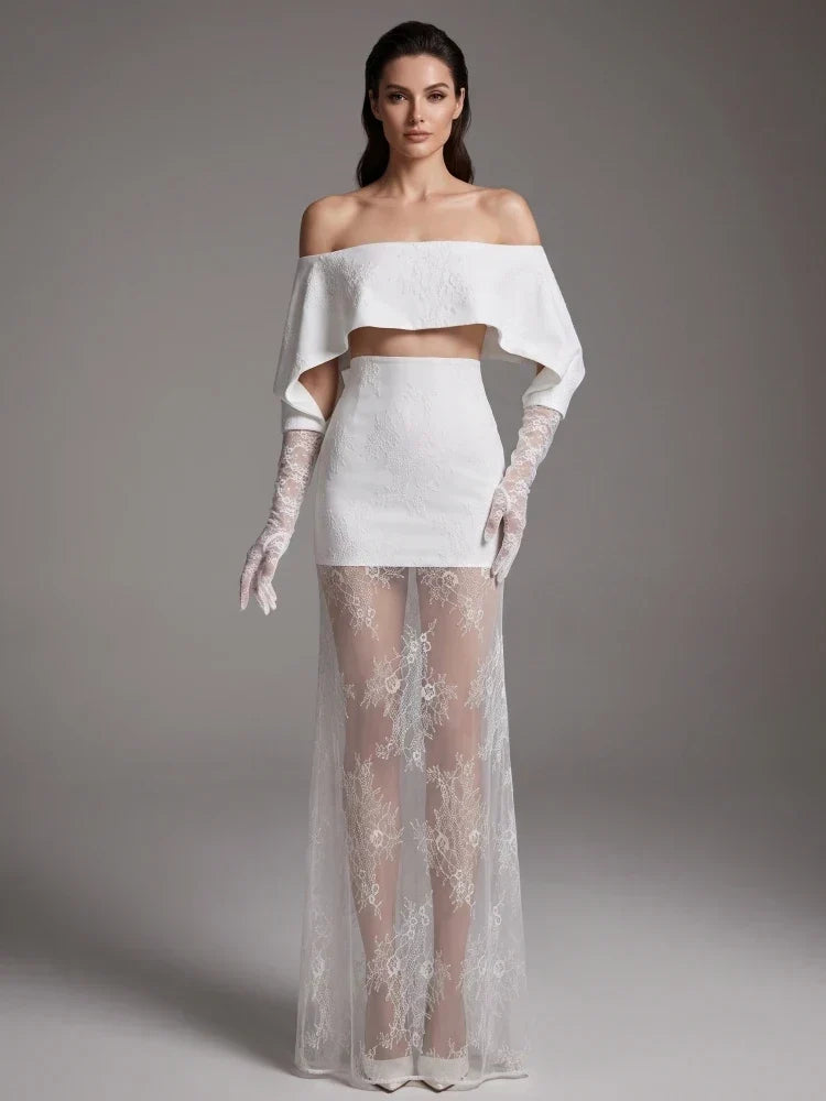 Vestido Nobreza branco marfim em jacquard floral, com decote ombro a ombro, saia curta e sobressaia longa de renda, acompanhado por luvas compridas.
