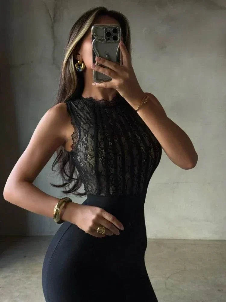 vestido Renda preto com corpete de renda floral sem mangas, gola alta e saia midi justa em tecido liso