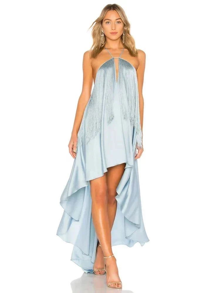 Vestido azul longo sexy com decote halter, franjas e recortes, sem mangas e costas abertas para festas elegantes