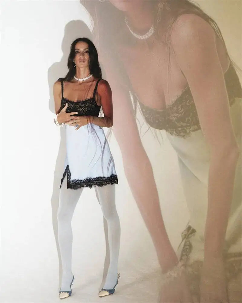 Vestido Curto de Cetim Sexy com Renda Contrastante e Alças Finas