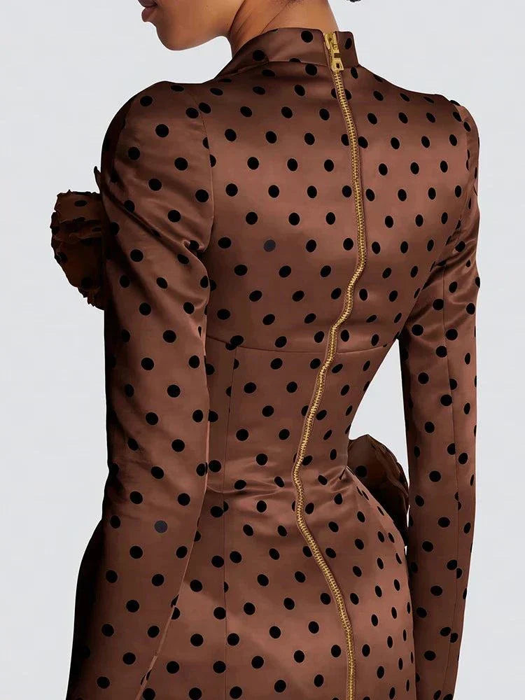 Vestido curto drapeado com decote em V e folhos, mangas compridas, padrão de flores e bolinhas para festa elegante