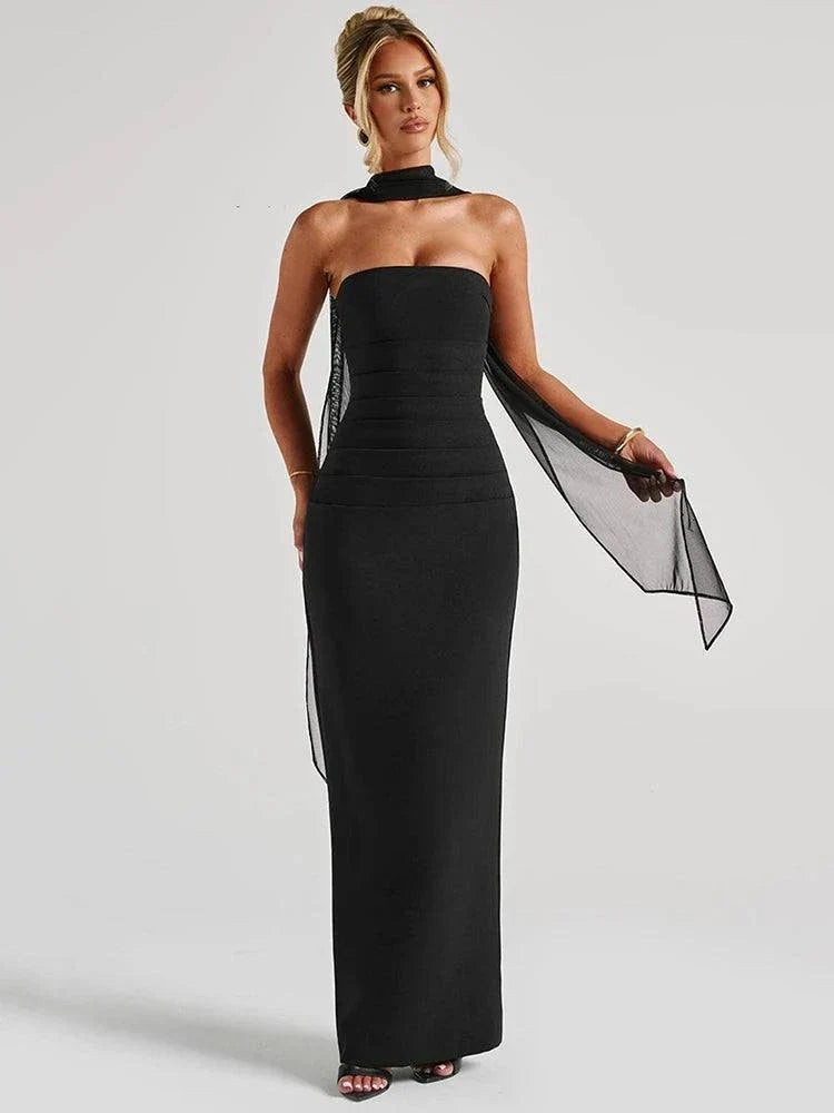 Vestido longo preto cai-cai ajustado com echarpe de chiffon elegante e sofisticado.