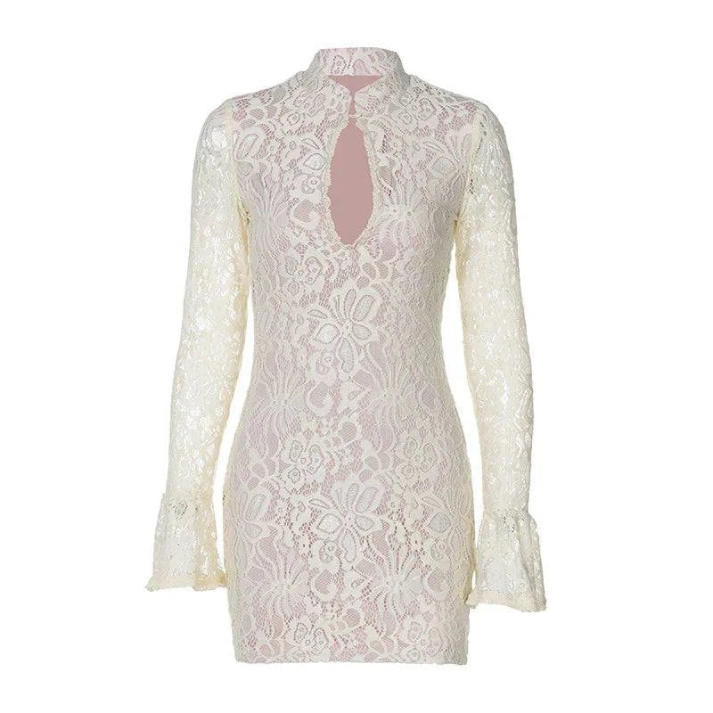 Vestido curto justo de renda com mangas longas flare e decote gota elegante