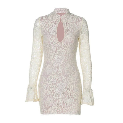 Vestido curto justo de renda com mangas longas flare e decote gota elegante
