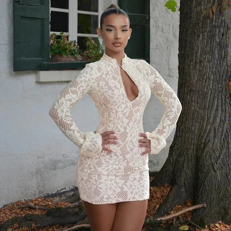 Mulher vestindo vestido curto justo de renda com mangas flare e decote gota