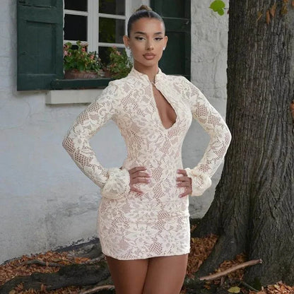 Mulher vestindo vestido curto justo de renda com mangas flare e decote gota