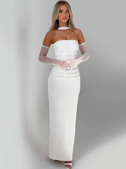 Vestido longo preto ajustado com drapeado e echarpe de chiffon elegante