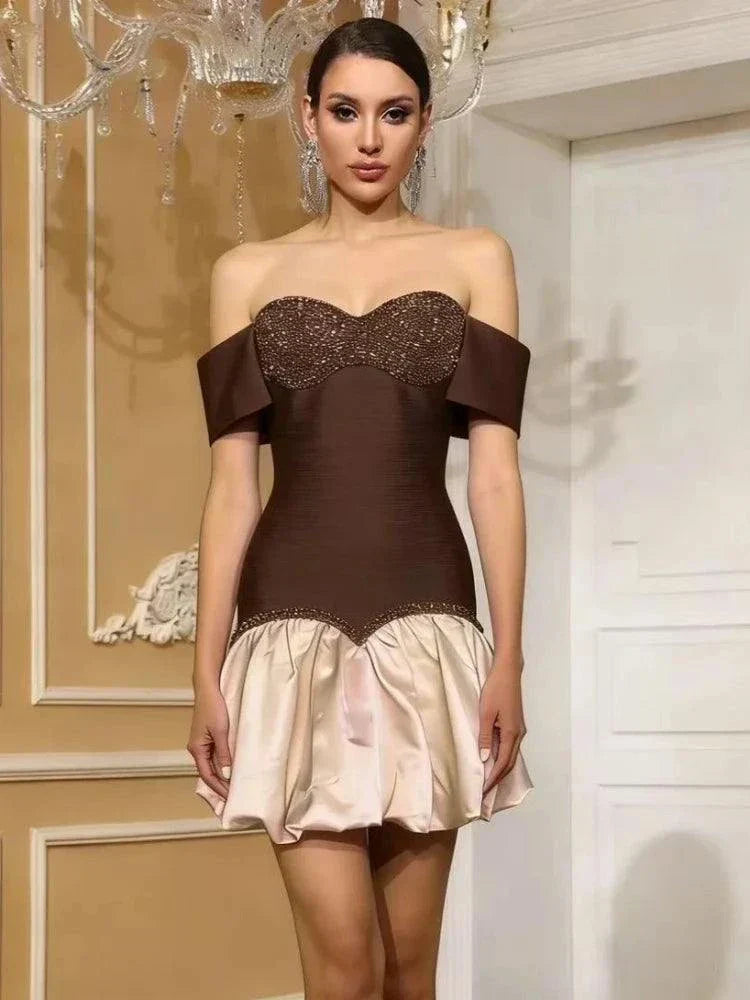 Vestido mini de bandagem vermelho e rosa com decote coração e pedraria nas alças ombro caído e saia balão acetinada