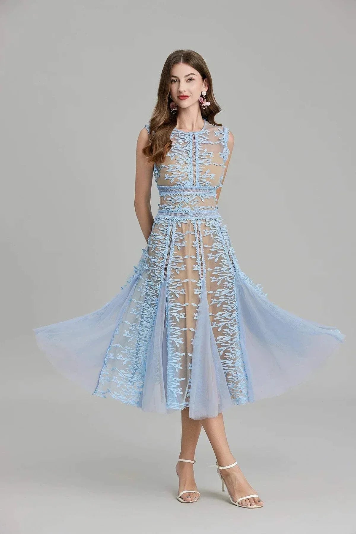 Vestido de festa midi de renda dourada com flores bordadas em malha, estilo verão, decote redondo e costas com fecho dourado.