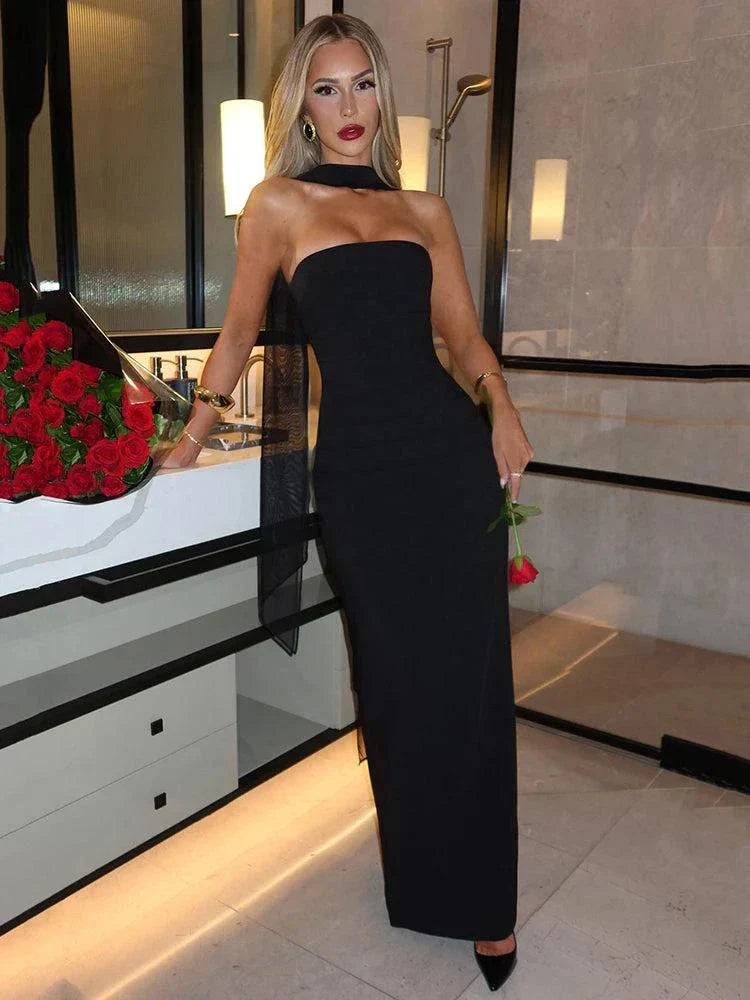 Vestido longo preto cai-cai ajustado com echarpe de chiffon elegante