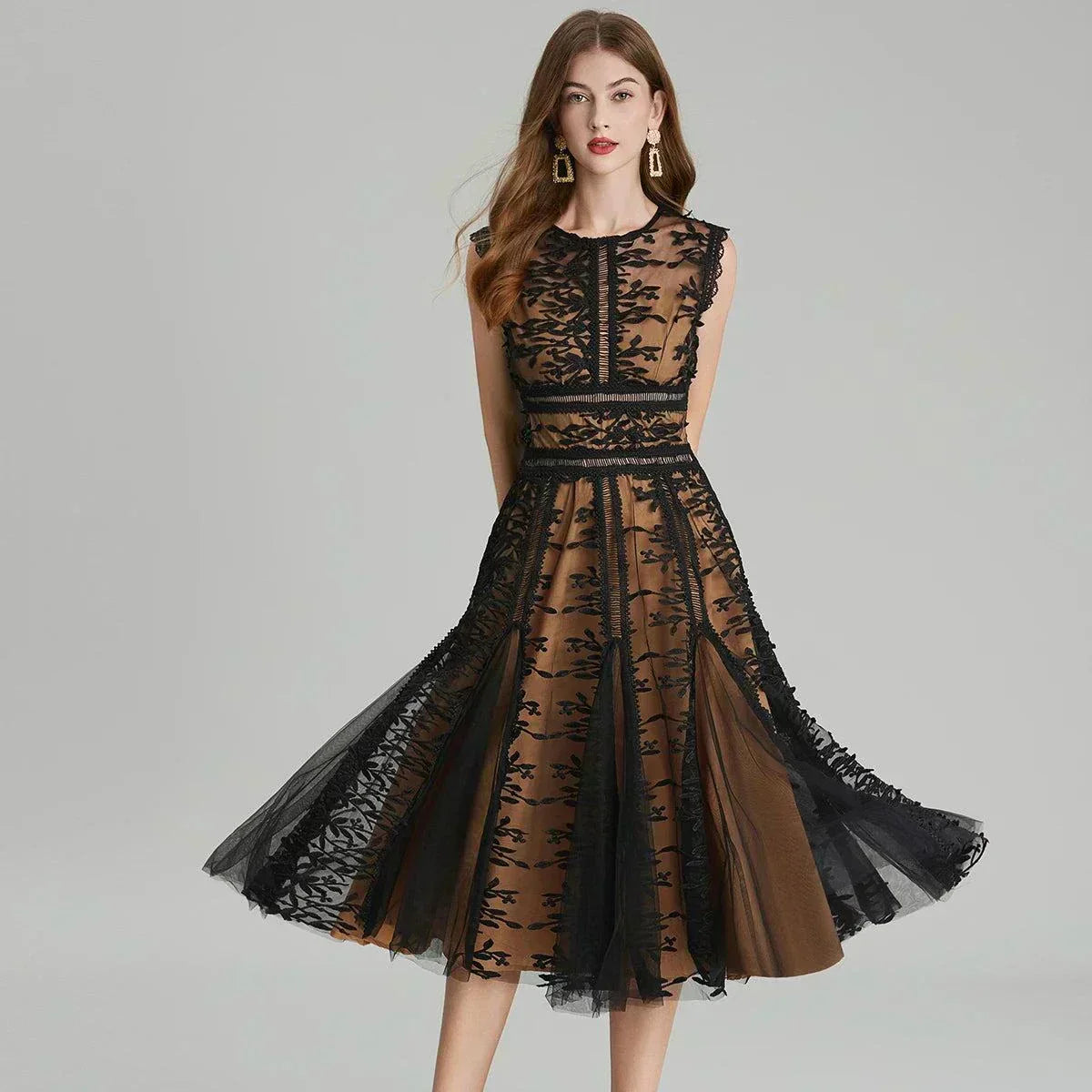 Vestido de festa midi rendado dourado com bordados florais e fecho atrás, sem mangas e gola redonda, moda verão luxo feminino