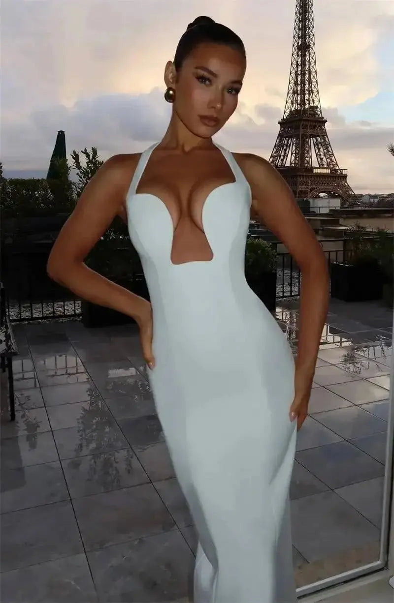Vestido Longo Halter Justo com Decote Profundo e Recortes Elegant