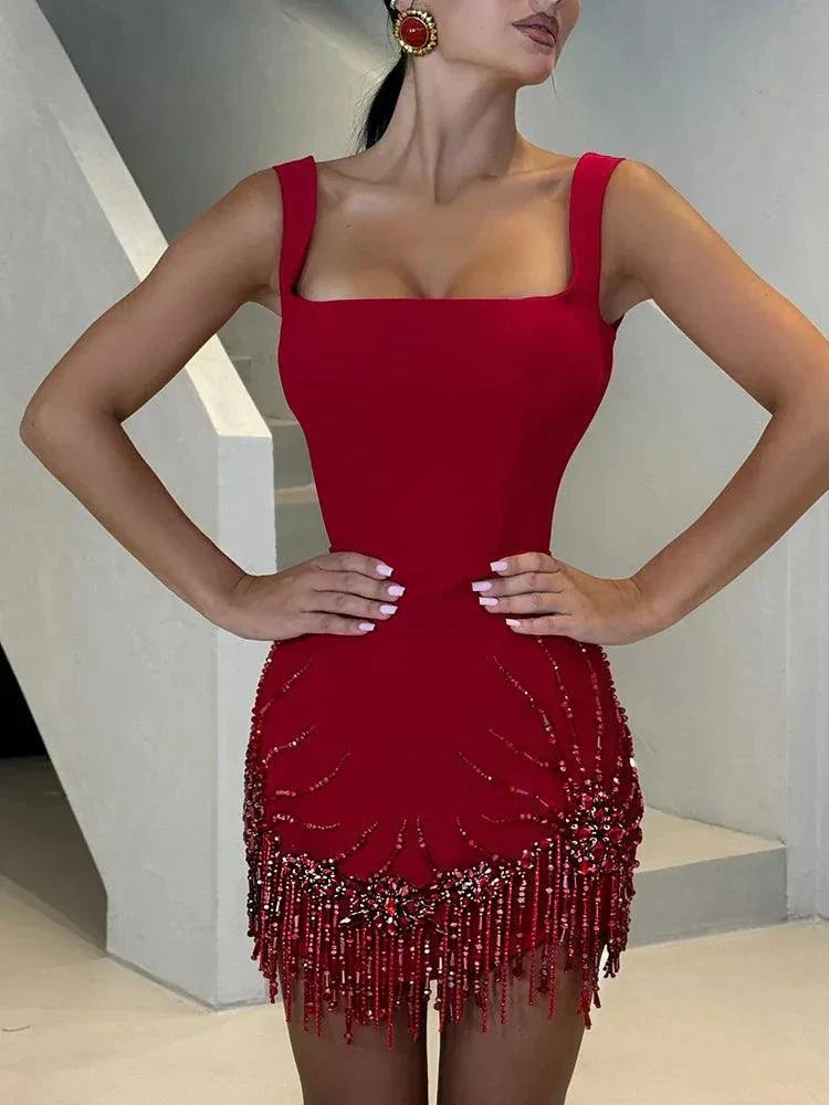 Vestido vermelho justo com alças finas estilo spaghetti, decote costas nua e franjas de contas para festa elegante