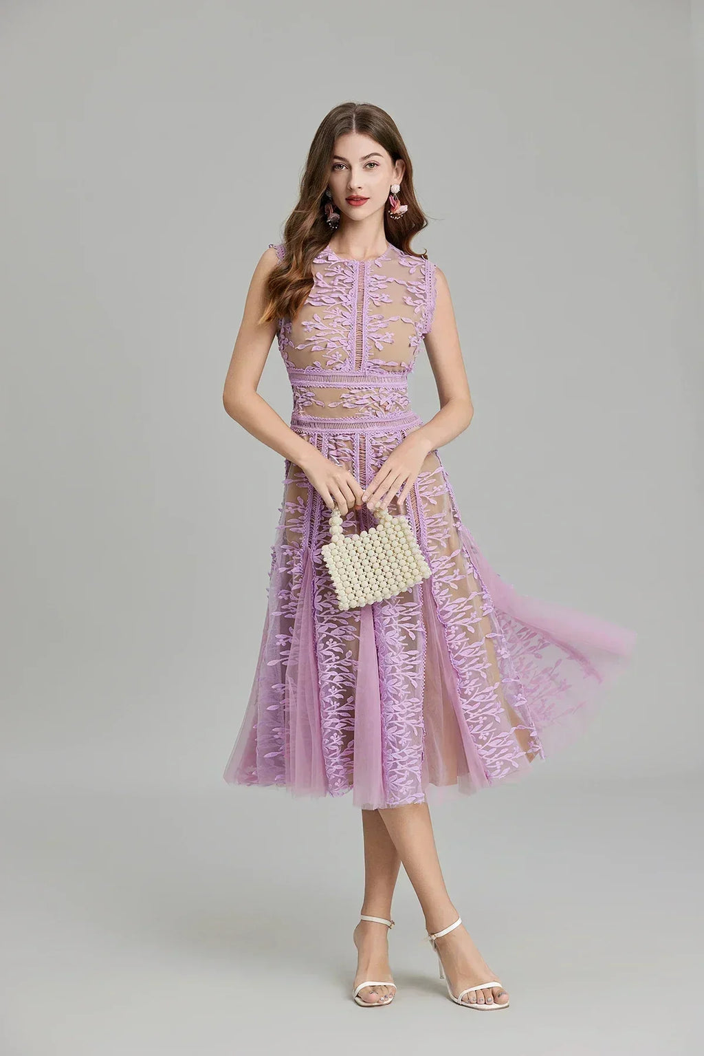 Vestido de festa midi de luxo com bordados florais em malha, decote em O, sem mangas e fecho dourado nas costas