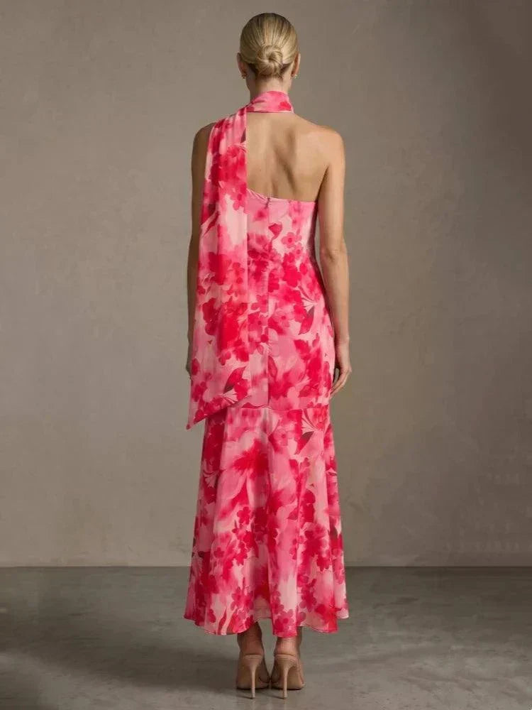 Vestido longo floral rosa com gola assimétrica e echarpe fluida, elegante e feminino para eventos especiais