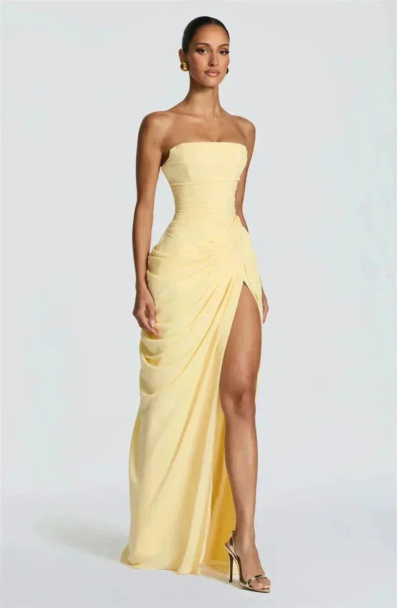 Vestido longo tomara que caia plissado com fenda lateral para festa elegante