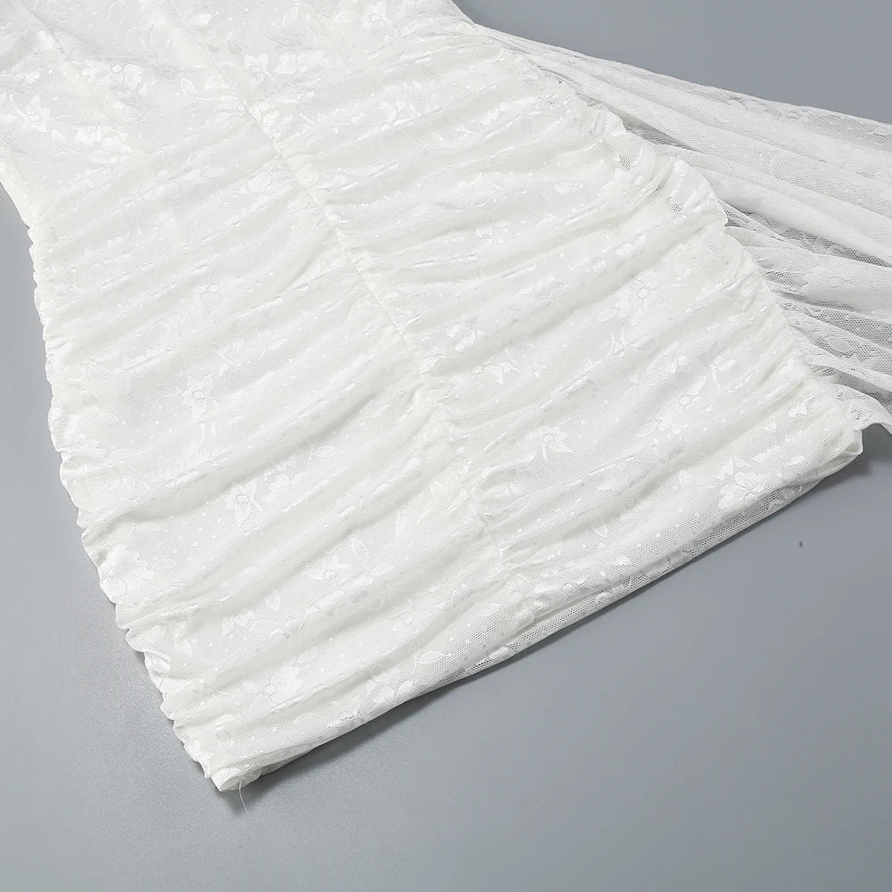 Vestido Curto Justo em Renda Vermelho e Branco com Luvas