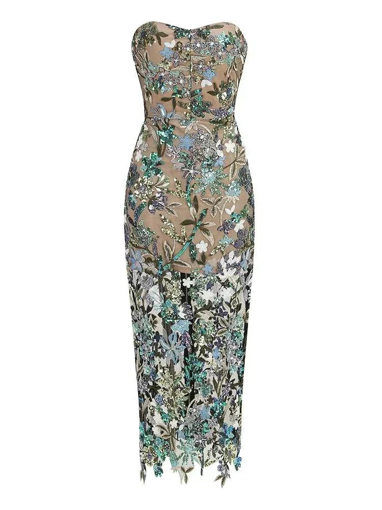 Vestido longo de festa sem alças com bordado floral e lantejoulas, elegante e justo, ideal para cocktail e ocasiões especiais.