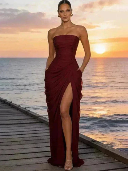 Vestido longo tomara que caia plissado com fenda lateral elegante para festa