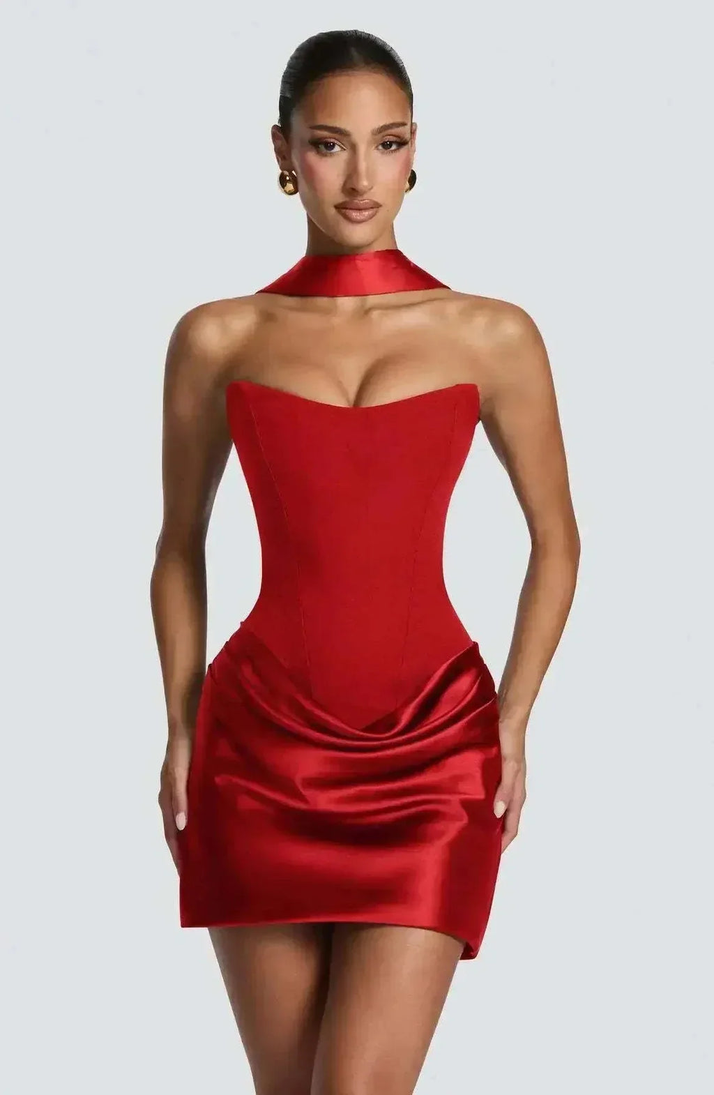 Vestido curto justo de mulher com pregas e patchwork, estilo bodycon para festa nocturna verão 2026