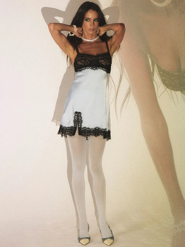 Vestido Curto de Cetim Sexy com Renda Contrastante e Alças Finas
