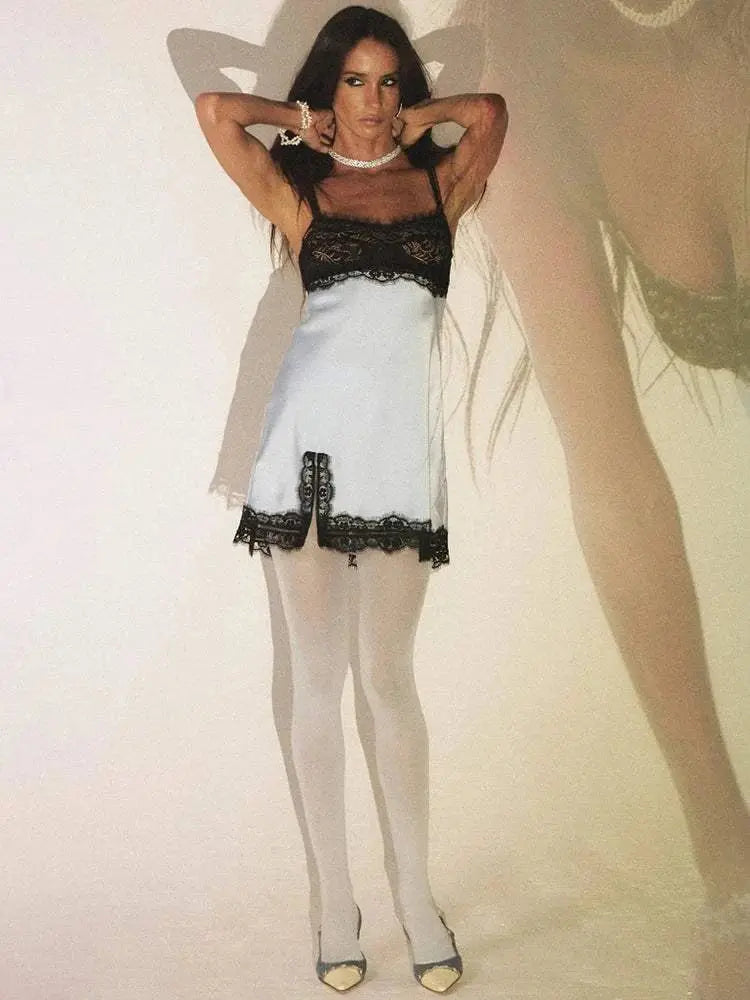 Vestido Curto de Cetim Sexy com Renda Contrastante e Alças Finas Niquice