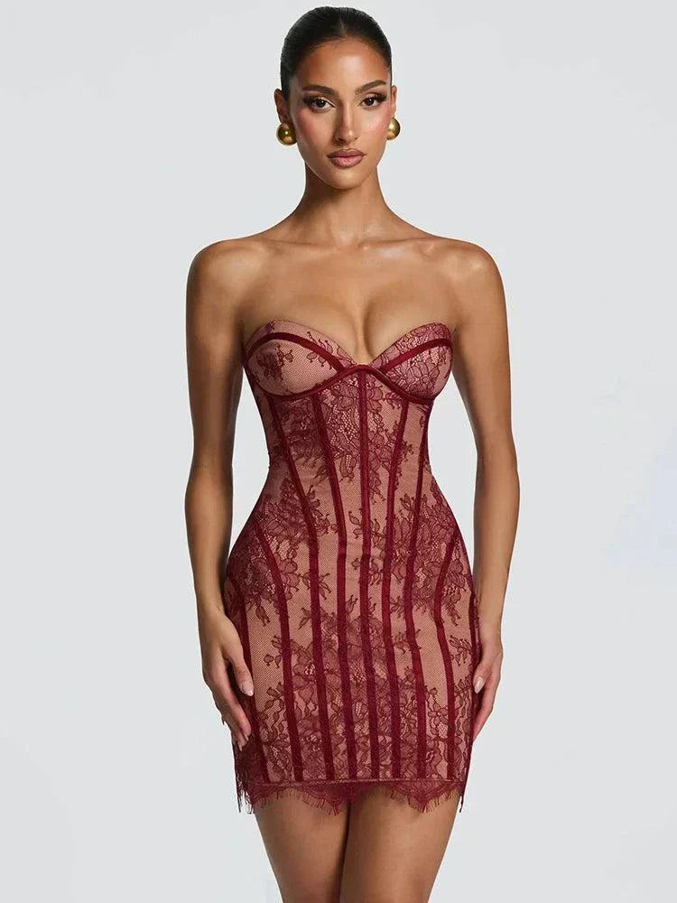 Vestido mini sem costura preto com renda, corpo ajustado e decote coração para festa noite
