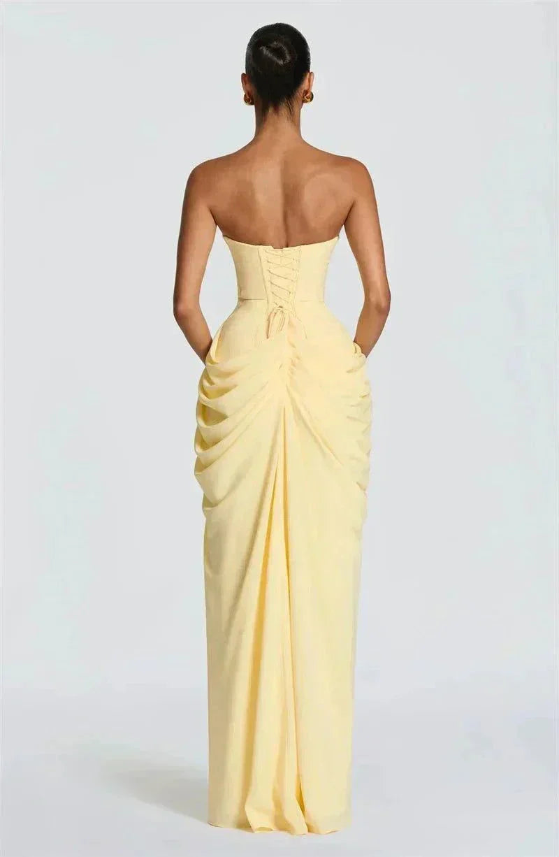Vestido longo tomara que caia plissado com fenda lateral para festa elegante