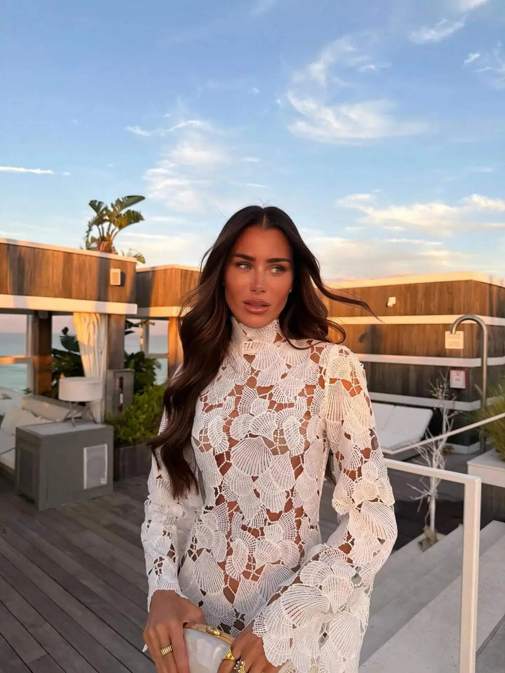 Vestido Curto em Renda Vazada com Gola Alta e Manga Comprida – Branco