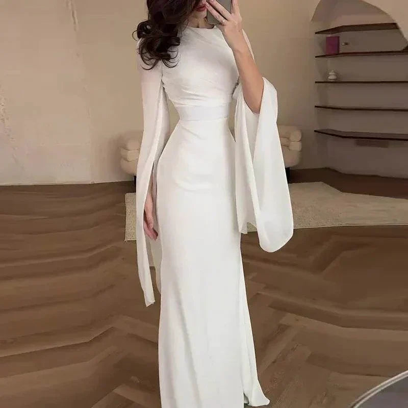 Vestido de noite longo em cetim com mangas morcego e pregas detalhadas para festa elegante