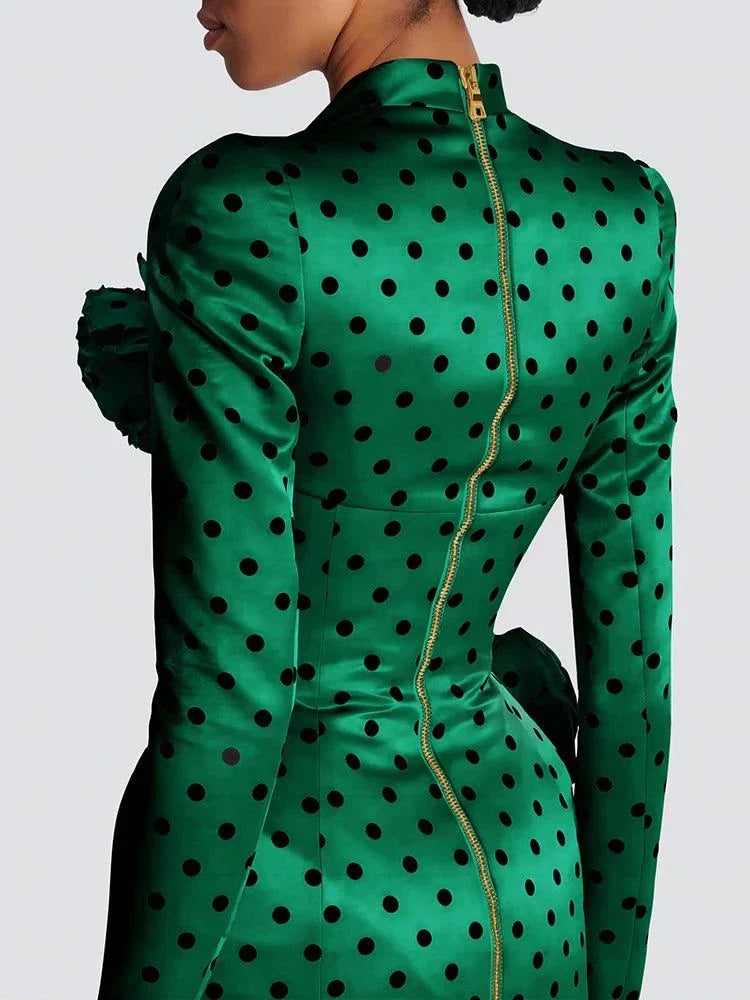 Vestido curto feminino com decote em V e pregas, mangas compridas, padrão de bolinhas para festa e cocktail.