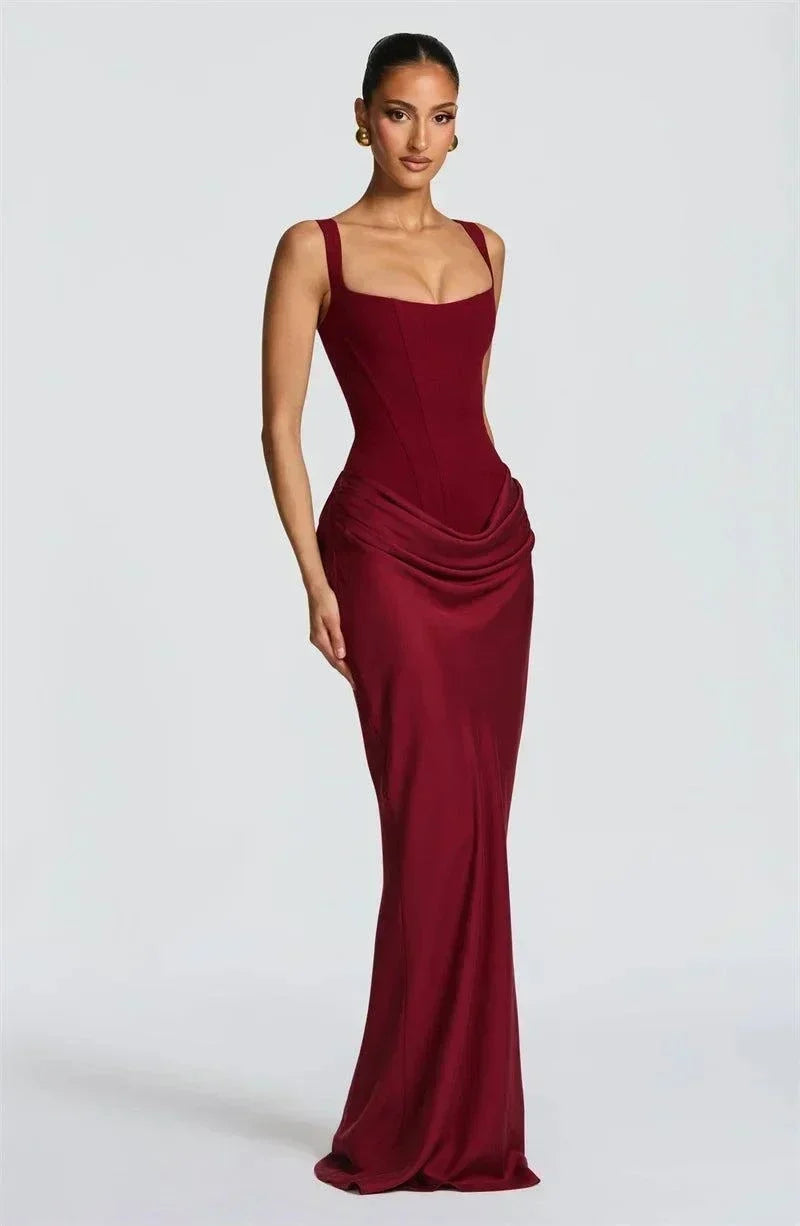 Vestido maxi elegante sem costas com gola quadrada e detalhe franzido, perfeito para festas e clubbing.