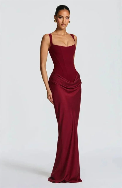 Vestido maxi elegante sem costas com gola quadrada e detalhe franzido, perfeito para festas e clubbing.