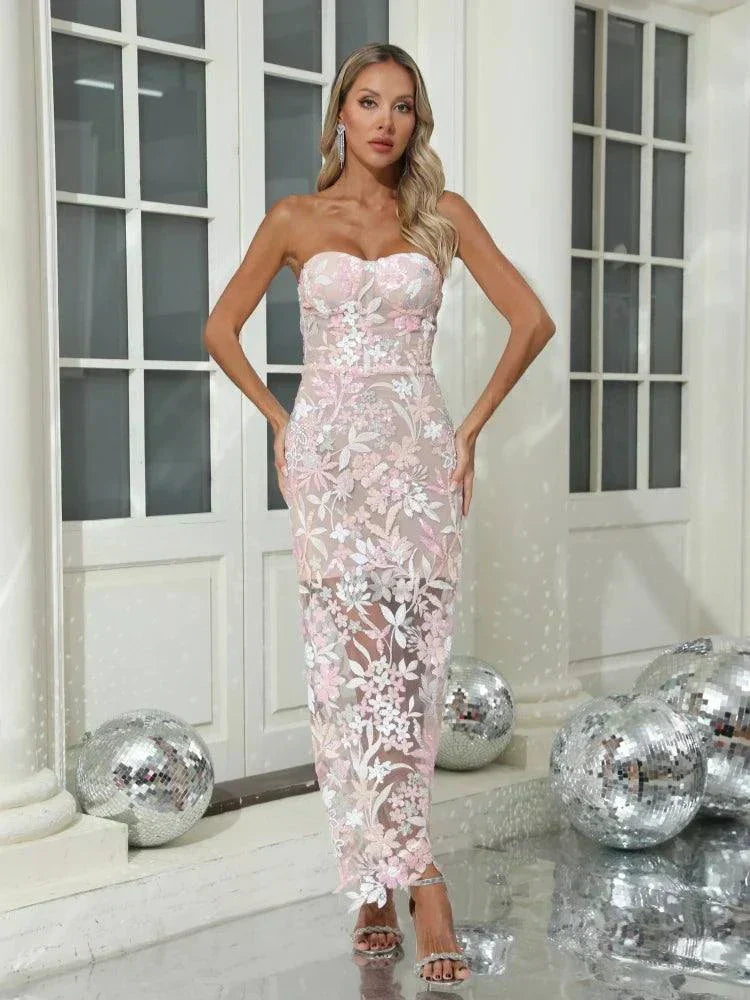 Vestido longo elegante com bordados florais e lantejoulas, decote tomara que caia e costas abertas para festas e eventos festivos.