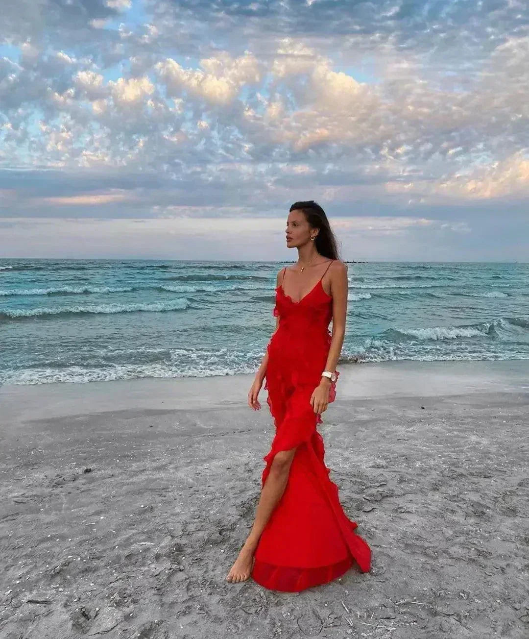 Vestido longo de alça em chiffon com babados, estilo verão elegante e sexy.