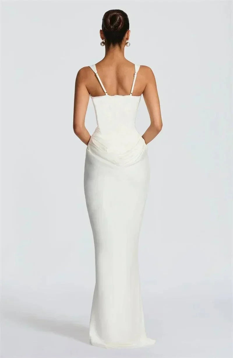 Vestido maxi elegante sem costas, justo, com gola quadrada e franzidos, ideal para festas e clube.