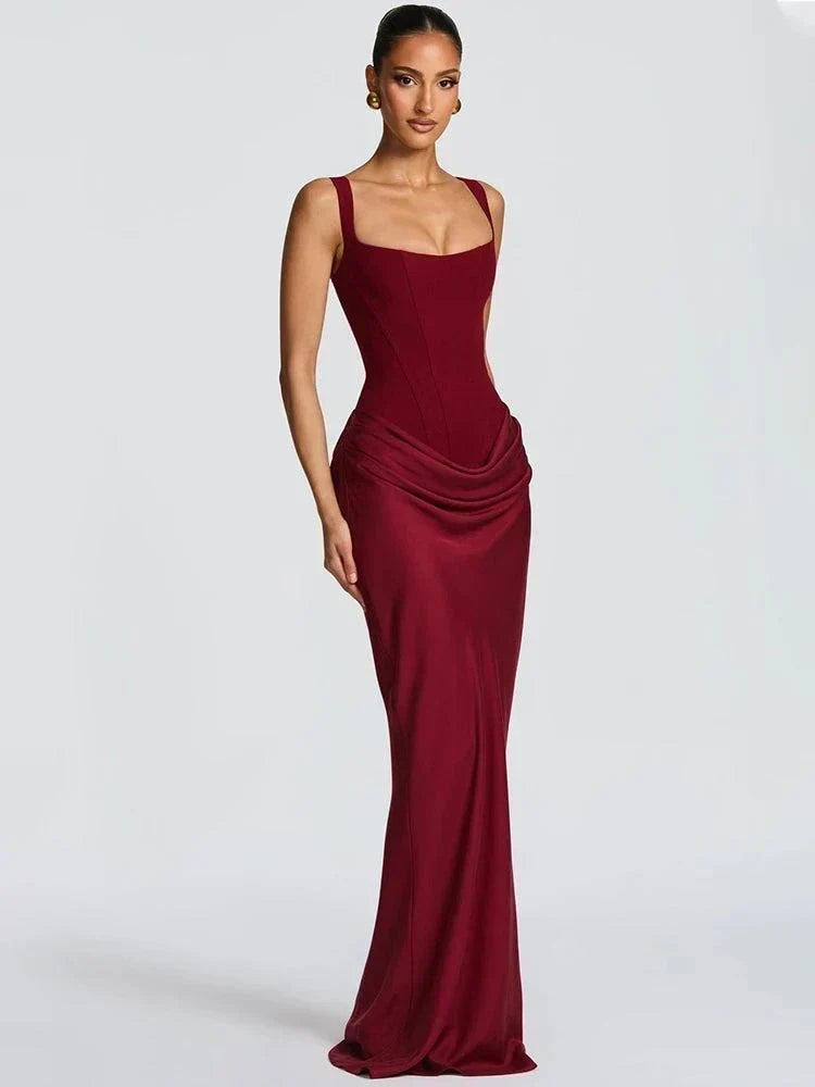 Mulher a usar vestido maxi elegante, sem costas, justo e sem mangas, com decote quadrado