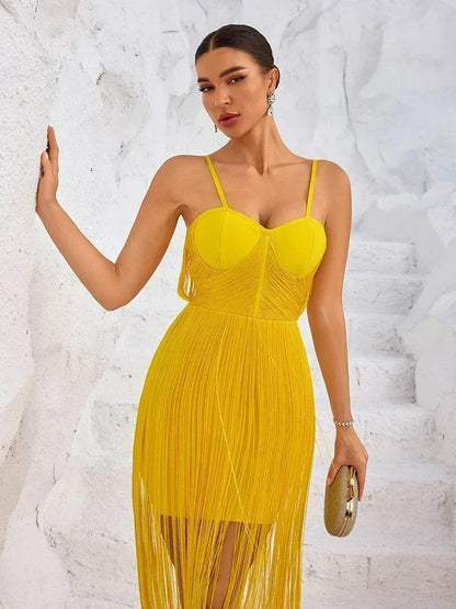 Vestido bandagem amarelo com franjas, alças finas e costas nuas para mulher elegante