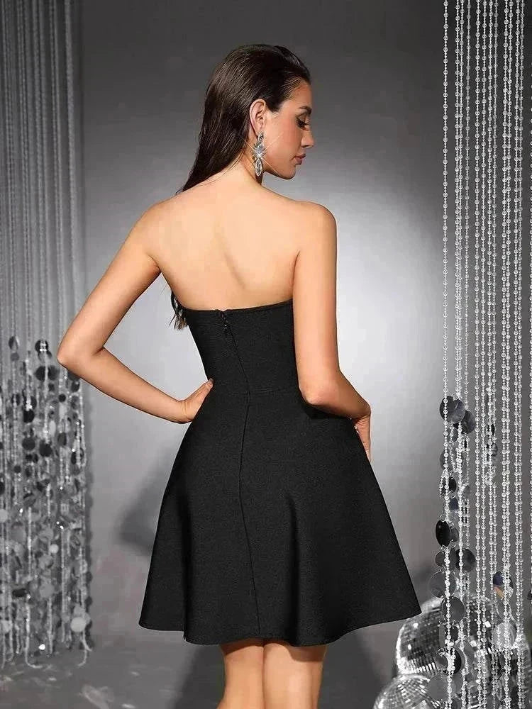Vestido tomara que caia mini evasê com pedraria e strass preto rosa quartz para festas e baladas, decote estruturado e costas abertas.